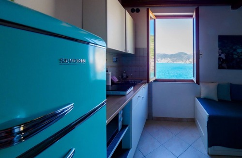 Vernazza Apartment | Casa Teresa with AC and Balcony