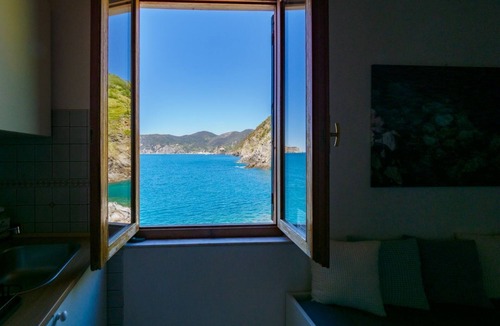 Vernazza Apartment | Casa Teresa with AC and Balcony