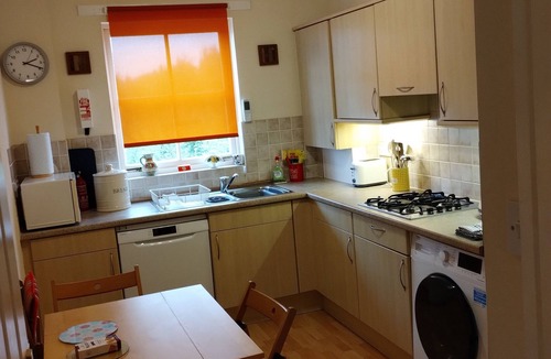 Leith Apartment | Central 2-Bedroom Apartment with private parking - home from home