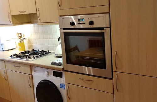 Leith Apartment | Central 2-Bedroom Apartment with private parking - home from home