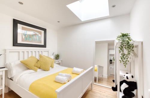 Dalry Apartment | Central Bright 3 Bed Flat with Pool & Parking
