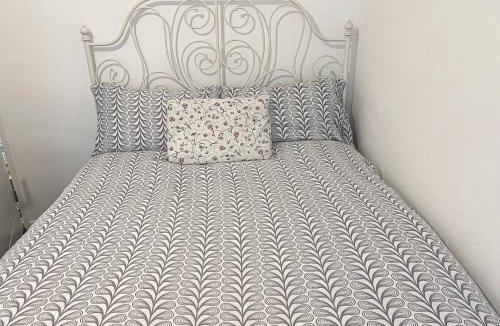 Shacklewell House | Centrally Located Comfortable Room in London