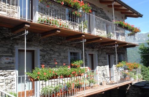 Inverso Pinasca Apartment | Chalet in pietra e legno con caminetto