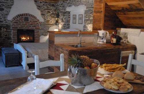 Inverso Pinasca Apartment | Chalet in pietra e legno con caminetto