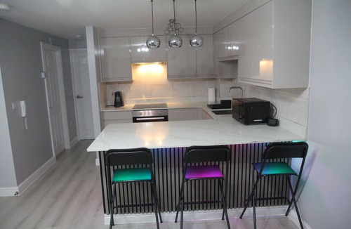 Cradley Apartment | Charming 2-bedroom apartment in the Birmingham/Dudley Area with Private Parking