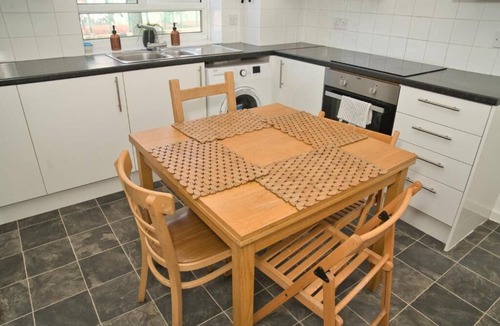 South Hampstead Apartment | Charming 4-bedroom apartment, Sleeps up to 10, Free-Parking, WIFI, Garden