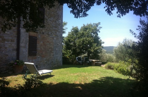 Monte Vibiano Vecchio House | Charming apartment in the medieval village Montelagello with garden and pool