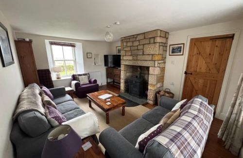 West Calder House | Charming cottage with loch and hill views nr Edinburgh