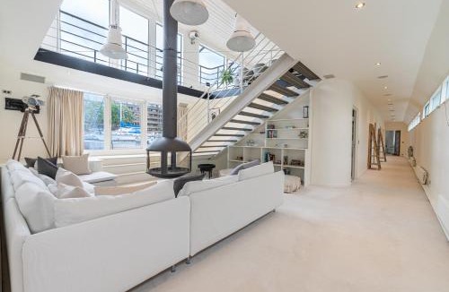 Tower Hill Apartment | Charming houseboat featuring a sauna