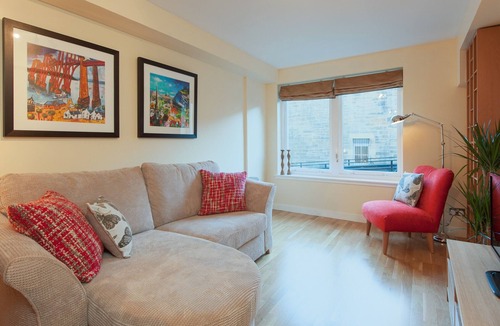 Old Town Apartment | Charming one-bed apartment right in the centre of Edinburgh. Sleeps 4.