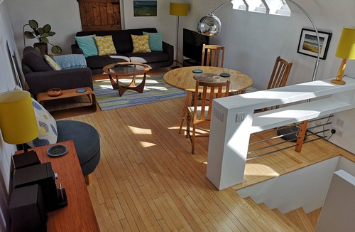 Newington Apartment | Charming Renovated 19th-century Coach House