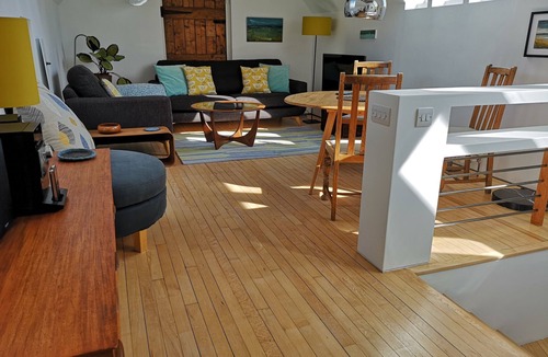 Newington Apartment | Charming Renovated 19th-century Coach House