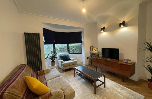 Whiteabbey House | Cheerful 2 bed house on Causeway Coastal Route with parking
