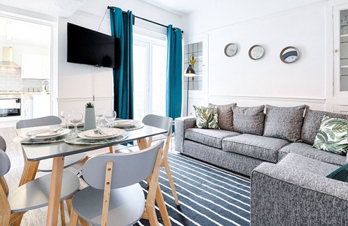 Sketty House | Chesshyre Accommodation - tv in every bedrrom