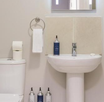 Cathedral Quarter Apartment | Chic 2-Bed, 2 Bath Apt in City Centre Sleeps 6, Free Secure Parking