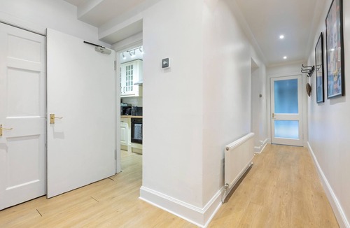 Newington Apartment | City centre apartment - 5 minute walk from the old town!
