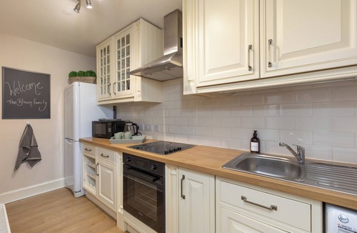 Newington Apartment | City centre apartment - 5 minute walk from the old town!
