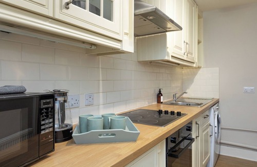 Newington Apartment | City centre apartment - 5 minute walk from the old town!