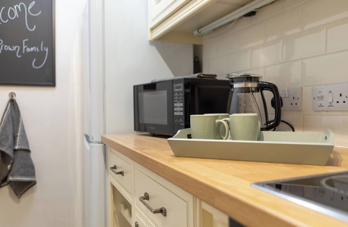 Newington Apartment | City centre apartment - 5 minute walk from the old town!