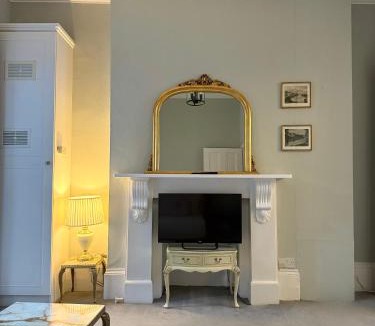 Oval Apartment | Classically Elegant Designer Apartment