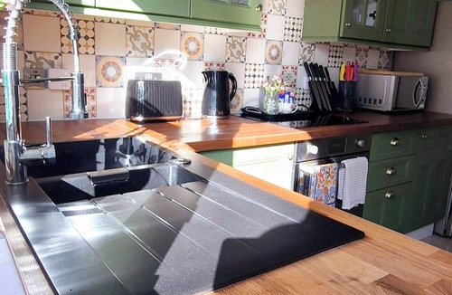 Newtownards House | Comfortable Cottage Stay Outside Belfast | Private Parking & Sleeps 4 guests