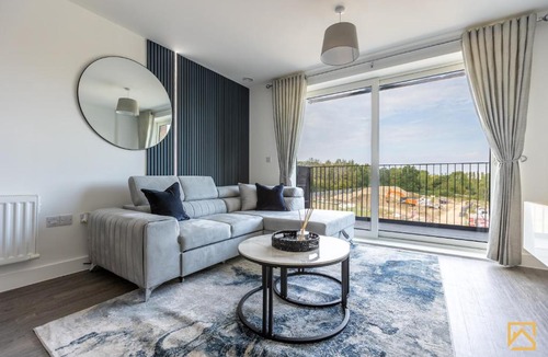 Milton Keynes Apartment | Cosy 1 bed near peaceful canal By Valore Property Services
