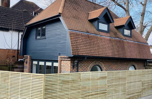 Bromley Common and Keston House | Cosy 2 bedroom detached home in Bromley with secure off-street parking