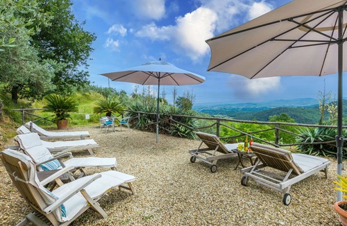 Moncioni Villa | Cosy apartment in villa for 2 guests with pool, WIFI, TV, pets allowed, panoramic view and parking