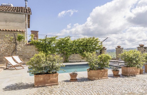 Monforte d'Alba Apartment | Cosy apartment for 4 guests with pool, WIFI and balcony, close to Alba