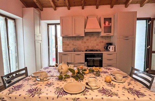 Valloria House | Cosy apartment in villa for 4 people with WIFI, TV, patio and pets allowed