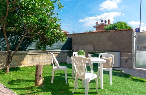 Zona XXXIII Acilia Sud Apartment | Cosy groundfloor apartment with sprawling garden