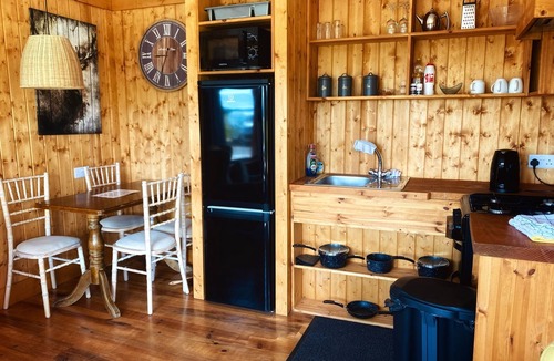 Enniskillen Cabin | Cosy lakeside lodge, ensuite bedrooms, pet-friendly, opt spa. Belleek Fermanagh