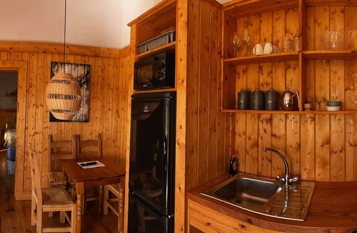 Enniskillen Cabin | Cosy lakeside lodge, ensuite bedrooms, pet-friendly, opt spa. Belleek Fermanagh