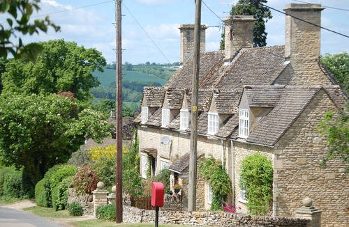 Great Rissington Cottage | COTSWOLD COTTAGE IN A QUIET VILLAGE WITH LARGE GARDEN