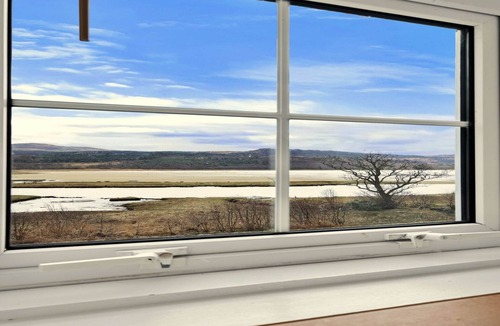 Lochgilphead Cottage | Cottage by Loch with Stunning Views