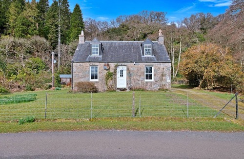 Lochgilphead Cottage | Cottage by Loch with Stunning Views