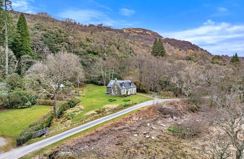 Lochgilphead Cottage | Cottage by Loch with Stunning Views