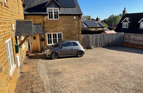 Badby Cottage | Cottage In Great Central Village Location. Country Walks Available.