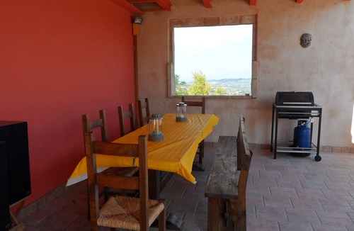 Monterubbiano Apartment | Country Apartment with Infinity Pool