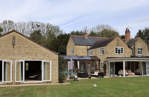 Earls Barton House | Country Retreat with Private Spa Pool & Sauna