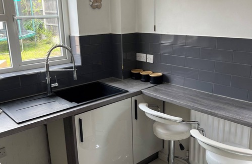 Stonnall House | Cozy 3 Bedrooms Birmingham House with Pool Table