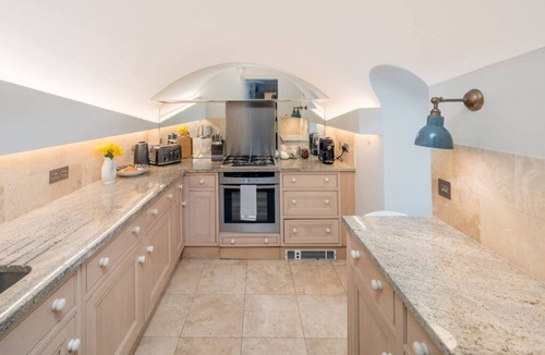 Warwick Apartment | Cozy flat with patio in the Heart of Pimlico
