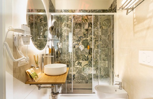 Tuscolano Apartment | Cozy Quadruple Room in an Elegant Apartment near Colli Albani