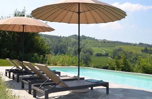 Calamandrana House | Cozy Villa w/amazing pool and view of the vineyards and hills of Monferrato!
