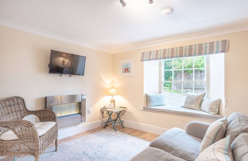Mylor Churchtown Apartment | Delightful 1 bedroom ground floor apartment in central Falmouth with courtyard
