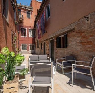 Cannaregio Apartment | Design Palace Apartment by Wonderful Italy