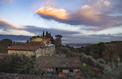 Neri House | detached house in the small hamlet of 4 buildings in the Tuscan countryside at com