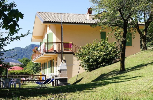 Idro Apartment | Directly on the lake on the second floor and with a garden on the first floor