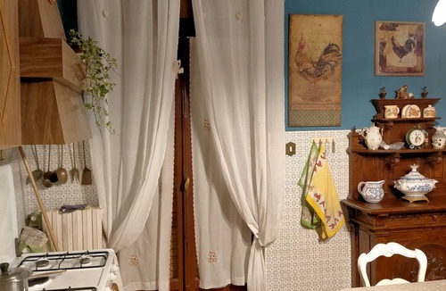 Scafati Apartment | Domus Donatella. Only 2 km from Pompeii. Station 300m away. Garden, terrace.Wifi