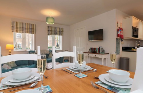 Filey Cottage | DOTTY'S SUNSHINE COTTAGE, pet friendly, with pool in Filey